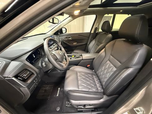 Used 2026 Nissan Rogue Platinum w/ Platinum Premium Package AWD/4WD image 28