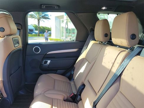 New 2025 Land Rover Discovery Dynamic SE image 16