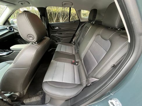 Used 2025 Chevrolet Trax LT w/ LT Convenience Package image 23