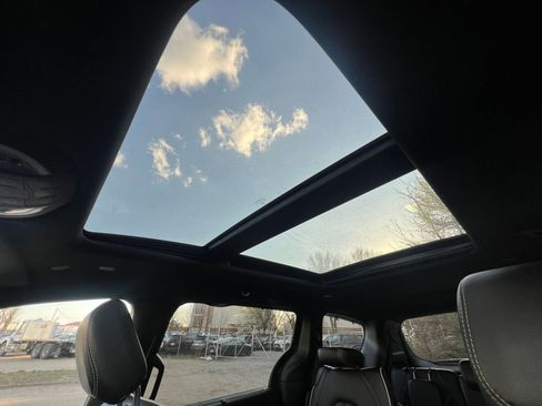 Used 2025 Chrysler Pacifica Limited image 32