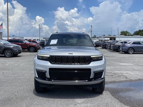 Used 2023 Jeep Grand Cherokee L Summit AWD/4WD image 3