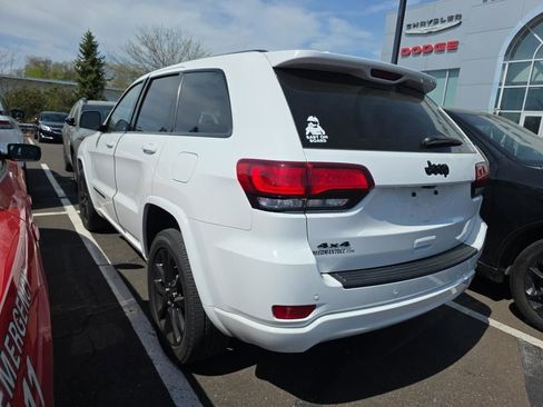 Used 2022 Jeep Grand Cherokee Laredo X AWD/4WD image 3