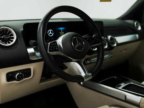 Used 2025 Mercedes-Benz GLB 250 4MATIC image 21