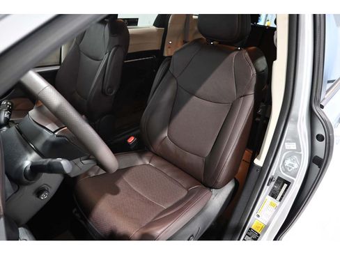 Used 2024 Toyota Sienna Platinum FWD image 14