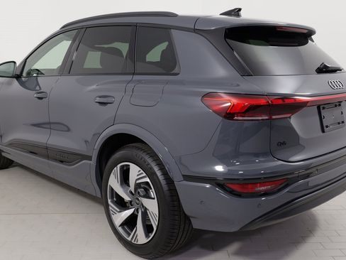 Used 2025 Audi Q6 e-tron Premium image 17