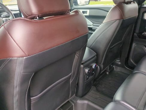 Used 2023 Ford Explorer Platinum w/ Technology Package image 18