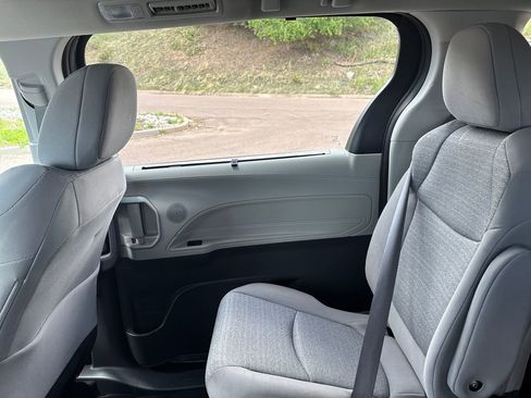 Used 2023 Toyota Sienna LE AWD/4WD image 24