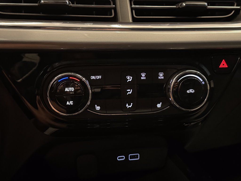 Used 2025 Chevrolet Trax LT w/ LT Convenience Package FWD image 14