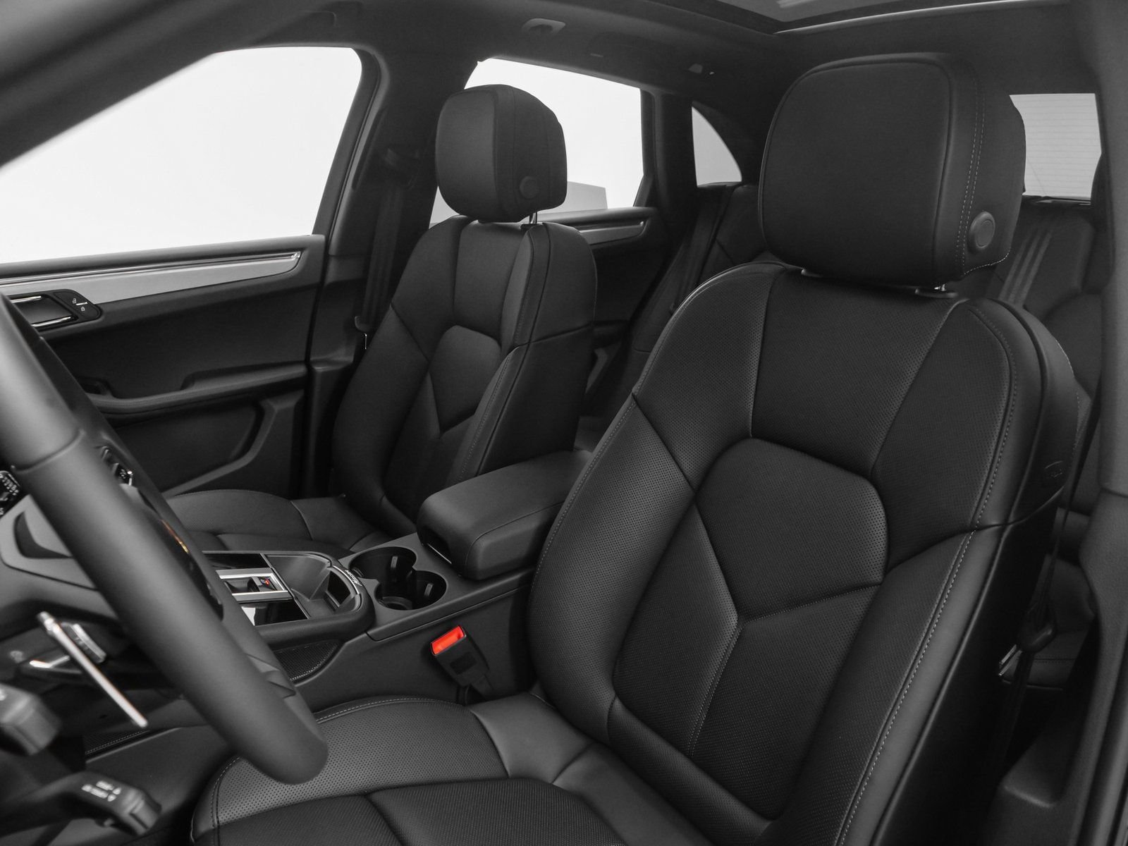 Certified 2025 Porsche Macan AWD/4WD image 5