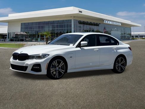 Used 2022 BMW 330e w/ M Sport Package RWD image 5