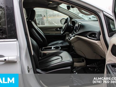 Used 2023 Chrysler Pacifica Touring-L image 23