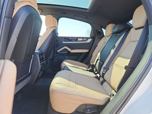 Certified 2025 Porsche Cayenne image 9