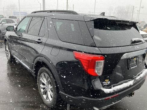 Used 2022 Ford Explorer XLT w/ Equipment Group 202A image 5