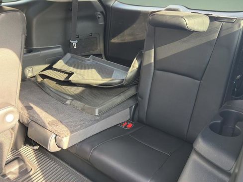 Used 2023 Toyota Highlander XLE image 18