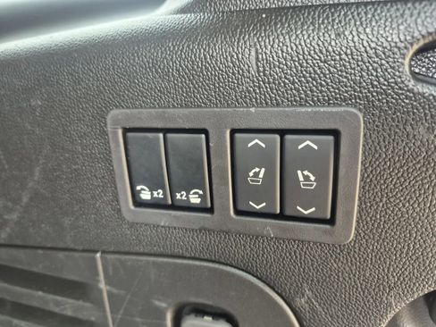 Used 2018 Chevrolet Suburban Premier image 31