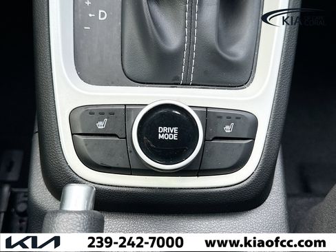 Used 2023 Hyundai Venue Limited image 27