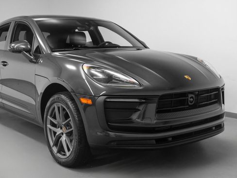 Used 2025 Porsche Macan image 9