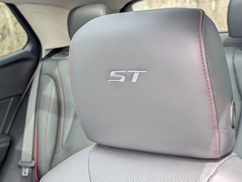 Used 2023 Buick Envision Essence w/ Sport Touring Package image 21