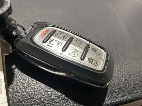 Used 2023 Chrysler Pacifica Touring-L image 27