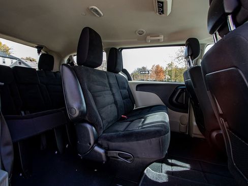 Used 2019 Dodge Grand Caravan SE w/ UConnect Hands-Free Group image 23