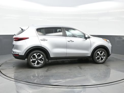 Used 2022 Kia Sportage LX image 9
