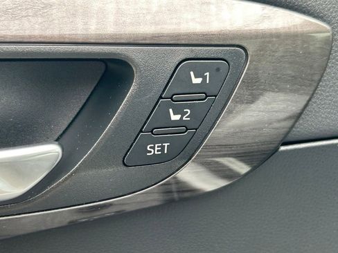 Used 2023 Toyota Highlander Limited AWD/4WD image 30