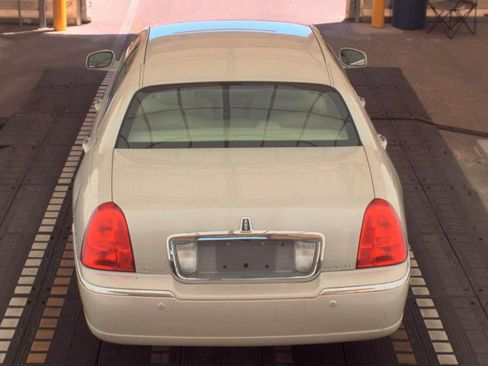 Used 2004 Lincoln Town Car Signature RWD image 6