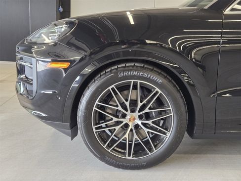 Used 2025 Porsche Cayenne Base image 10