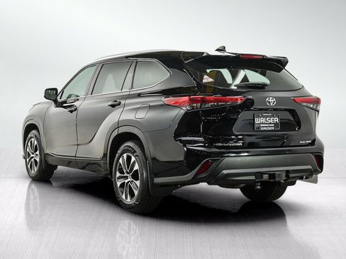 Used 2022 Toyota Highlander XLE AWD/4WD image 3