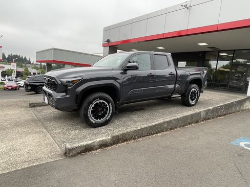 Used 2024 Toyota Tacoma TRD Off-Road AWD/4WD image 4