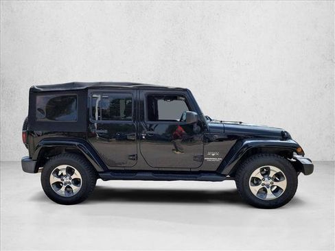 Used 2017 Jeep Wrangler Unlimited Sahara AWD/4WD image 4