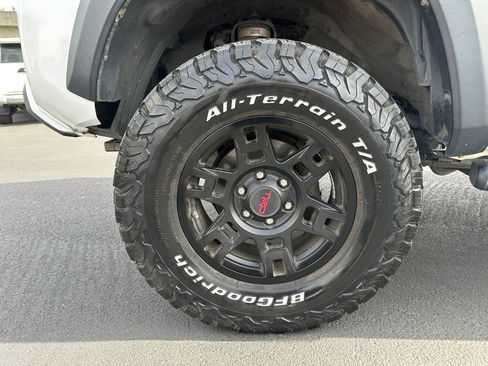 Used 2017 Toyota Tacoma TRD Off-Road image 12
