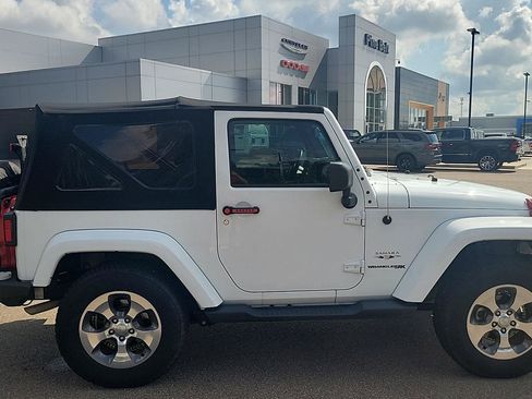 Used 2018 Jeep Wrangler Sahara w/ Connectivity Group AWD/4WD image 19