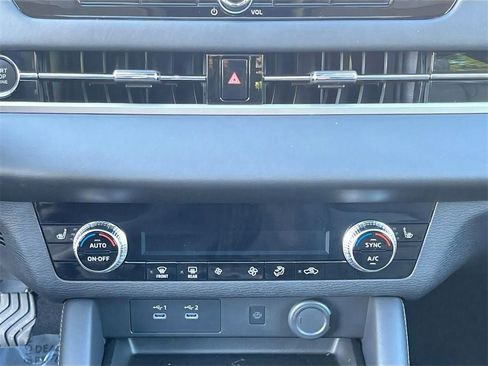 New 2025 Mitsubishi Outlander SE image 18