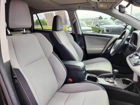 Used 2018 Toyota RAV4 XLE AWD/4WD image 16