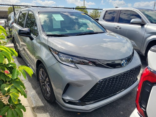 Used 2025 Toyota Sienna XSE w/ XSE Plus Package FWD image 2