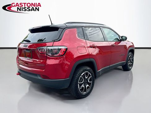 Used 2025 Jeep Compass Trailhawk AWD/4WD image 9