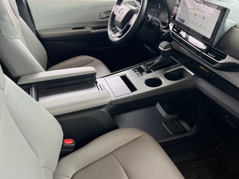 Certified 2025 Toyota Sienna XLE FWD image 17