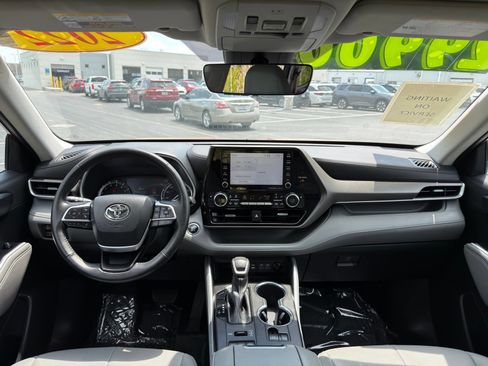 Used 2022 Toyota Highlander XLE AWD/4WD image 30