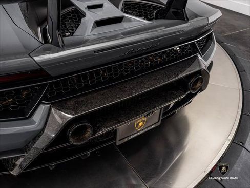 Used 2018 Lamborghini Huracan Performante AWD/4WD image 17