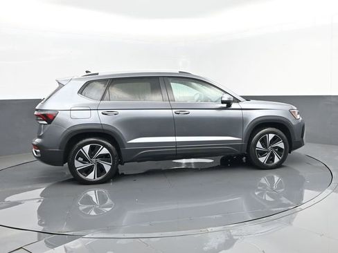 Used 2025 Volkswagen Taos SE AWD/4WD image 4