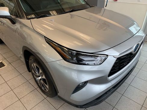 Used 2023 Toyota Highlander XLE AWD/4WD image 1