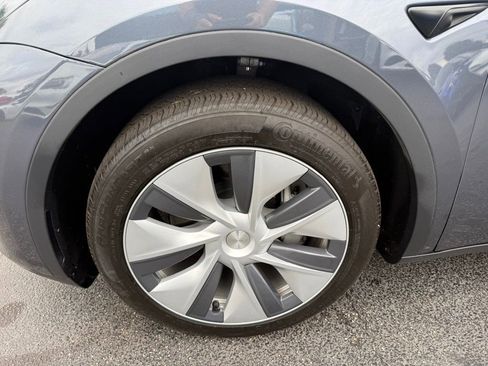 Used 2023 Tesla Model Y Long Range AWD/4WD image 38
