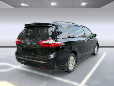 Used 2016 Toyota Sienna XLE w/ XLE Navigation Package FWD image 7