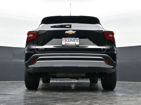 Used 2025 Chevrolet Trax LT w/ LT Convenience Package FWD image 39