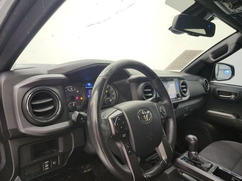 Used 2018 Toyota Tacoma TRD Off-Road w/ Technology Package AWD/4WD image 12