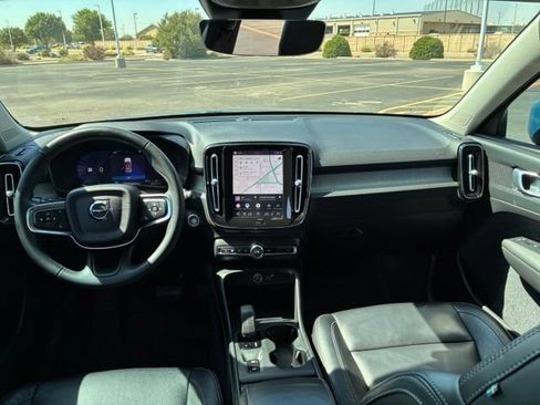 Used 2023 Volvo XC40 B4 Core w/ Convenience Package FWD image 13