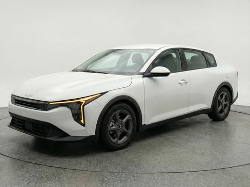 Used 2025 Kia K4 FWD image 3