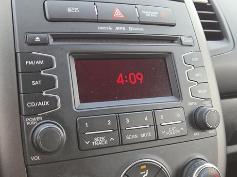 Used 2013 Kia Soul + FWD image 3