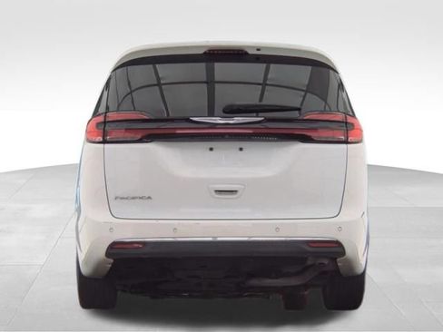 Used 2023 Chrysler Pacifica Touring-L FWD image 8